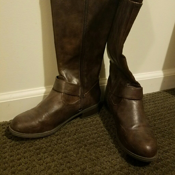 Brown leather boots - Picture 2 of 3