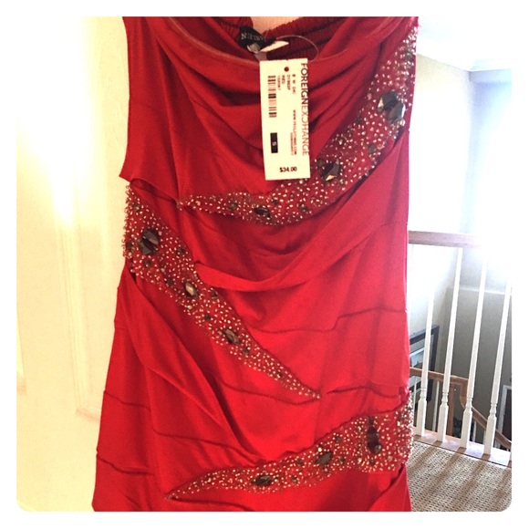 Strapless red dress with straps included