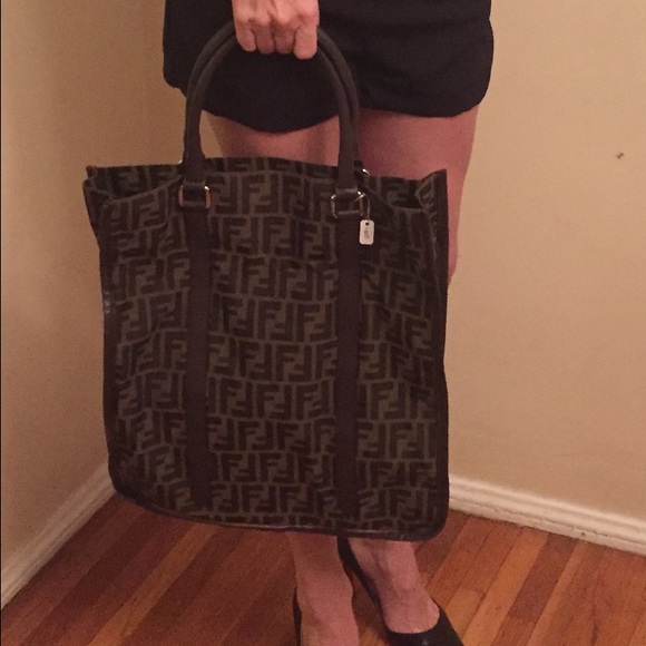 Fendi Shopper Guaranteed Authentic - Picture 3 of 3