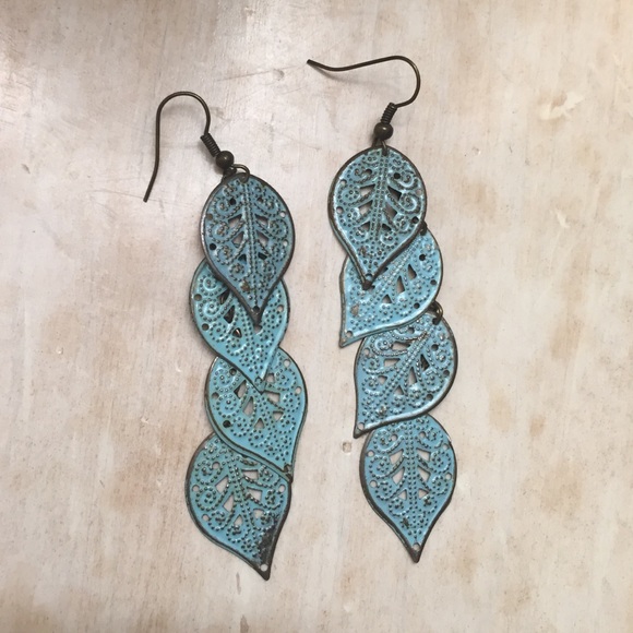 Hanging leaf earrings - Picture 2 of 2