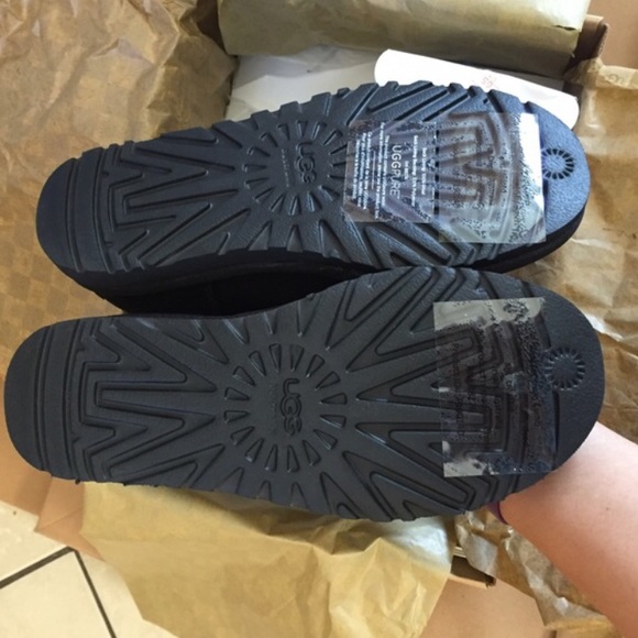 UGG authentic mini Bailey button boots Sz 7 new - Picture 2 of 4