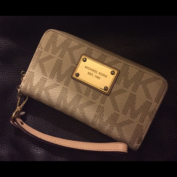 Michael Kors Logo wallet/wristlet - Picture 2 of 3