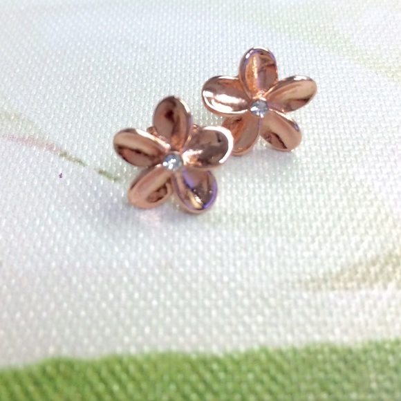 Rose gold Hawaiian Plumeria stud earring - Picture 2 of 4