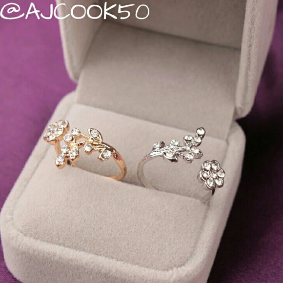 Jewelry - 💕2 for $15💕Crystal Flower Ring