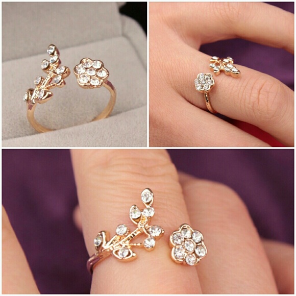 💕2 for $15💕Crystal Flower Ring - Picture 2 of 2