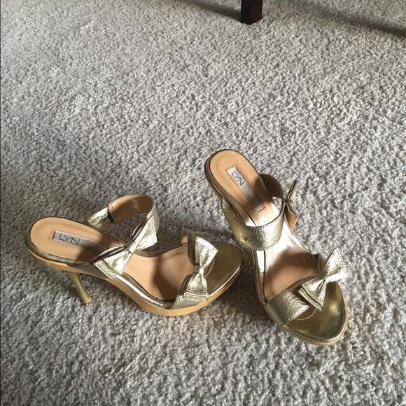 Size 5.5 - Picture 2 of 4