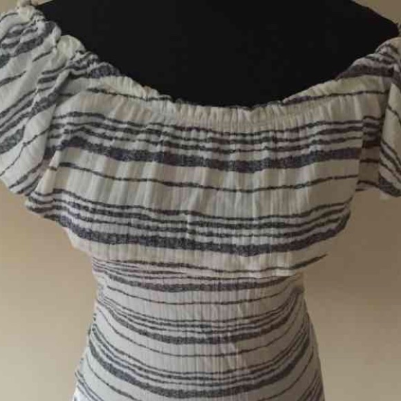 Lightweight Ruffled Dress - Picture 3 of 5