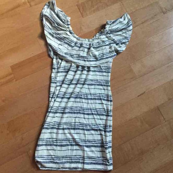 Lightweight Ruffled Dress - Picture 4 of 5