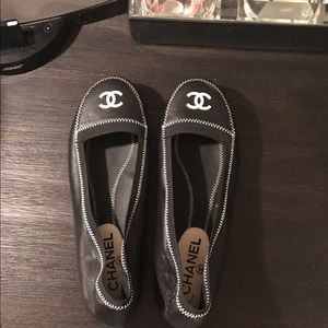 NWOT lambskin black Chanel ballet flats logo CC