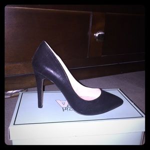Jessica Simpson black pumps