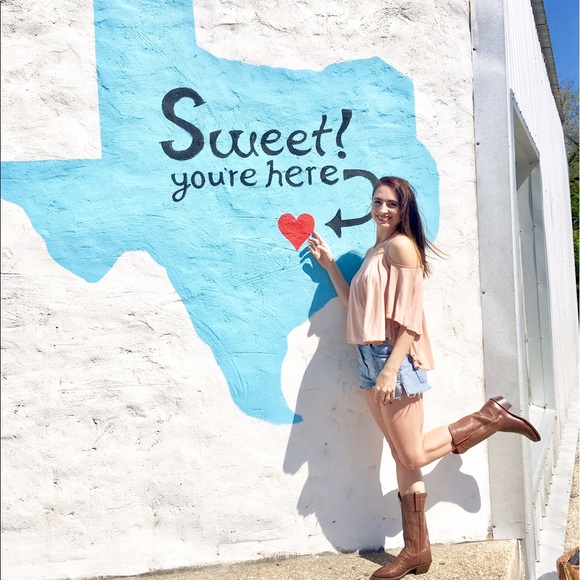 A Midwest girl livin in the South 🌵❤️ - Picture 2 of 8