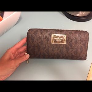 Michael Kors zip wallet