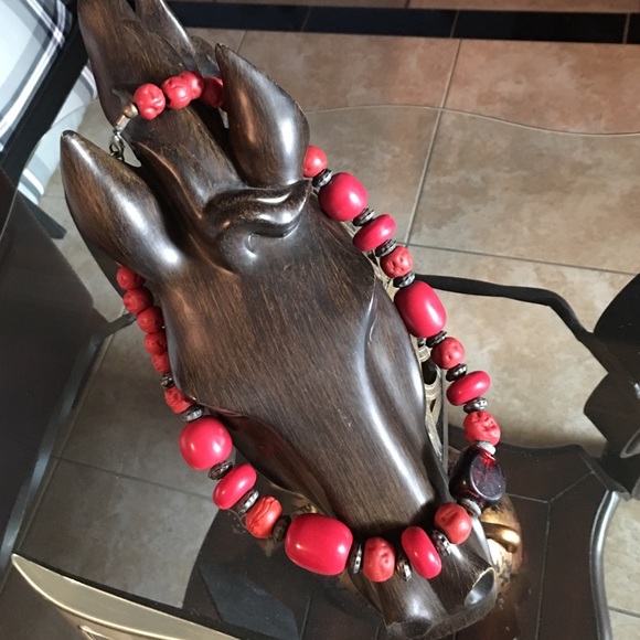 Vivian's Closet🌹 Jewelry - Monumental Moroccan inspired red necklace!