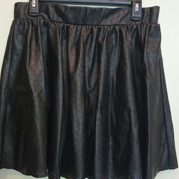 Super cute pleather detailed lined skirt