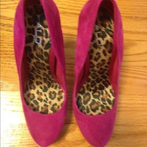 Size 6 aldo fuchsia pumps