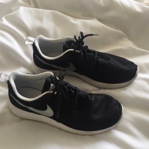 Black nike Roche
