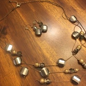 🛍 Moving Clear Out! Necklace and earring set