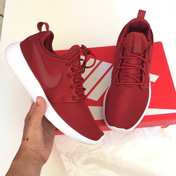 Nike Shoes - NIKE authentic Roshe two shoes Sz 9 new