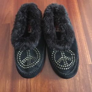Lucky Brand peace sign fuzzy moccasins