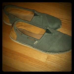 Men Toms size 14