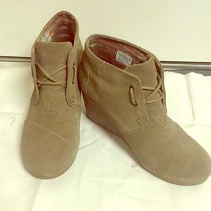 Women’s Size 8 M TOMS Desert Wedge Taupe