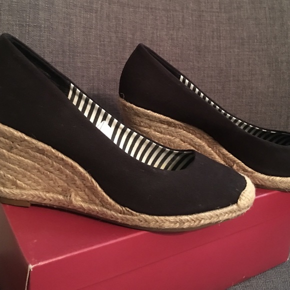 Black wedges