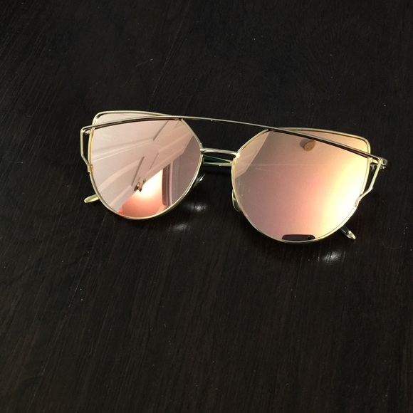 ☀️Rose and Gold Aviator Style Sunglasses ☀️