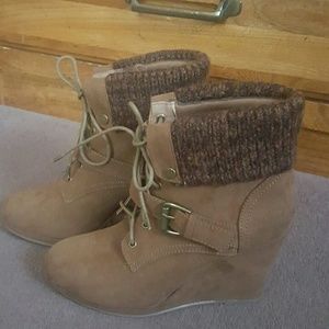 Cute bootie with ankle cuff adorbs!