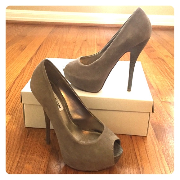 Steve Madden taupe peep toe pumps