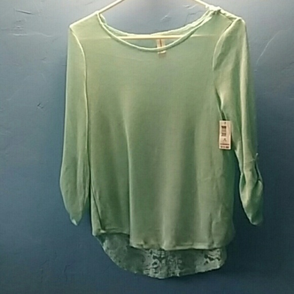 Cute top (no boundaries )