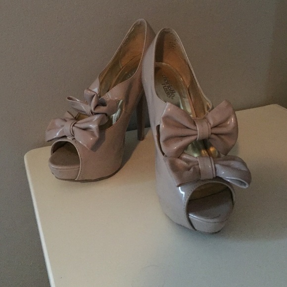 Bow heels