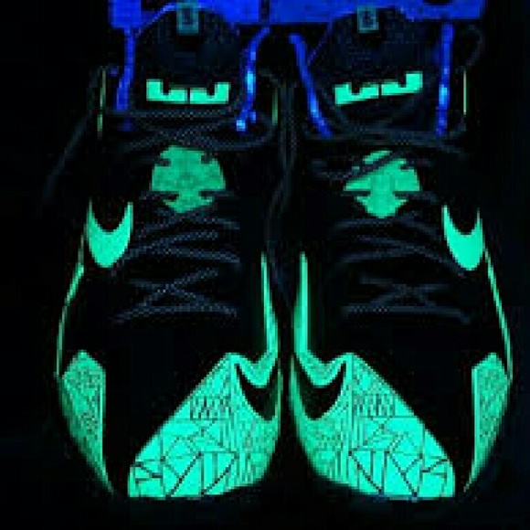 Athletic_Shoes