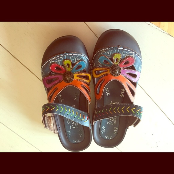 Closet close out! L'ArtisteLeather Clog-Blue Multi