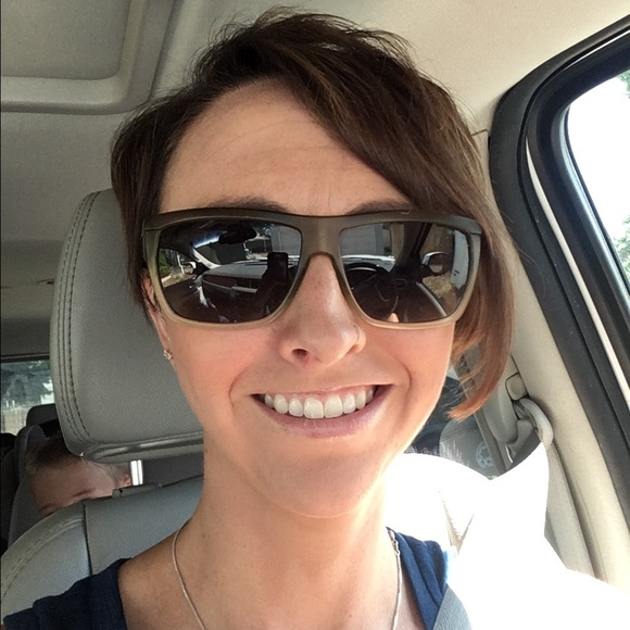 Meet your Posher, Heidi - Picture 2 of 2