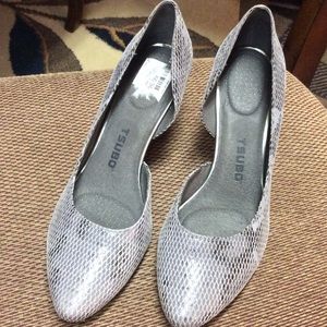 New, never worn. Tsubo heels. Size 10. Heels 2.5