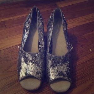 Holiday heels Toms