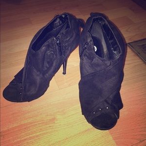A'GACI size 7 heels