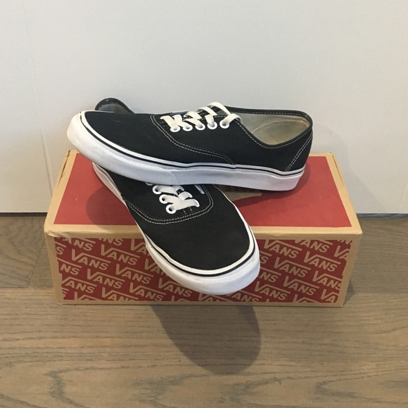 Men's Vans authentic black size 9.5 ,includes box