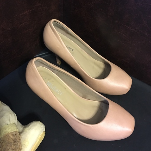 Women Shoe - Picture 2 of 3