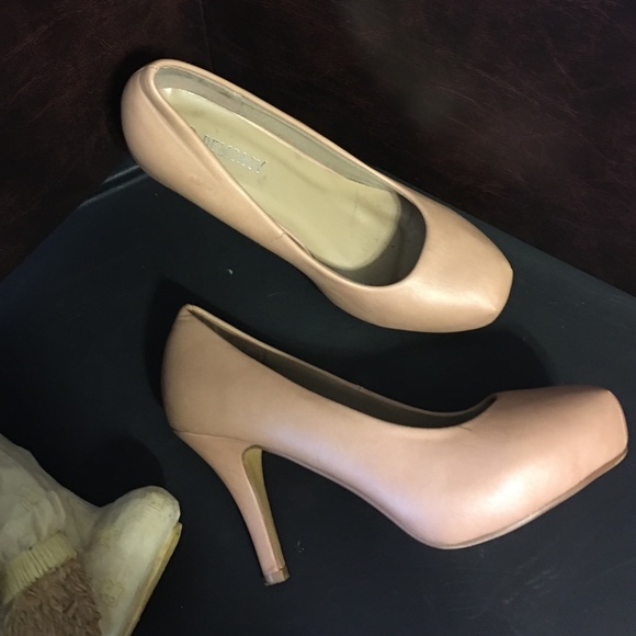 Women Shoe - Picture 3 of 3