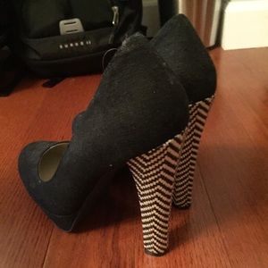 Shii black chevron heels