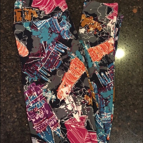 BNWT Never Tried on OS Landmark Leggings