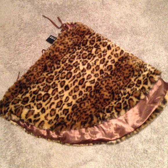Brand new Faux Fur tree skirt!