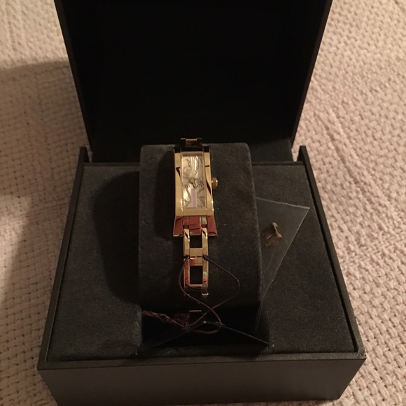 Ladies NWT GUCCI swatch never worn!