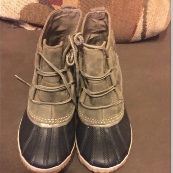 womens-out-n-about-leather-duck-boot