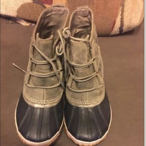 womens-out-n-about-leather-duck-boot