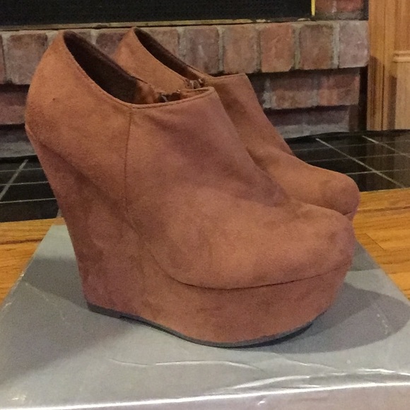 Brown suede ankle wedges - Picture 1 of 3