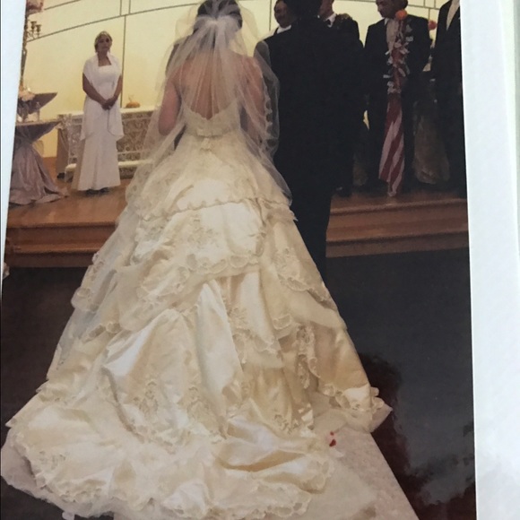 Eve of milady wedding gown #4284 size 8 - Picture 2 of 4