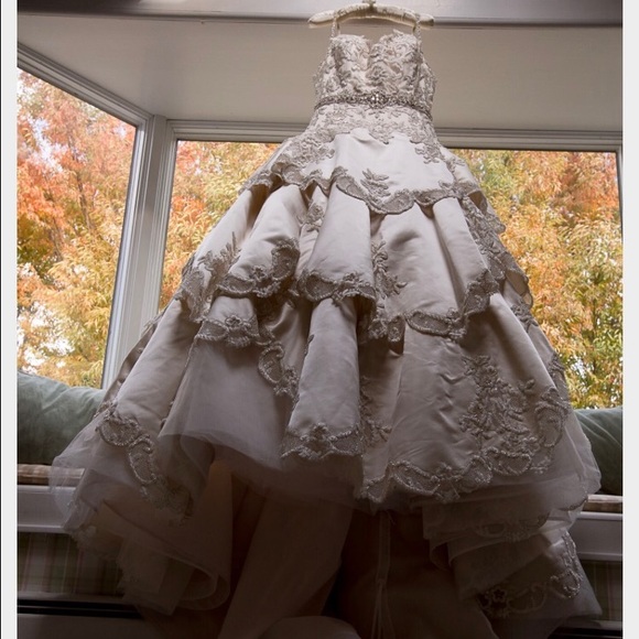 Eve of milady wedding gown #4284 size 8 - Picture 3 of 4