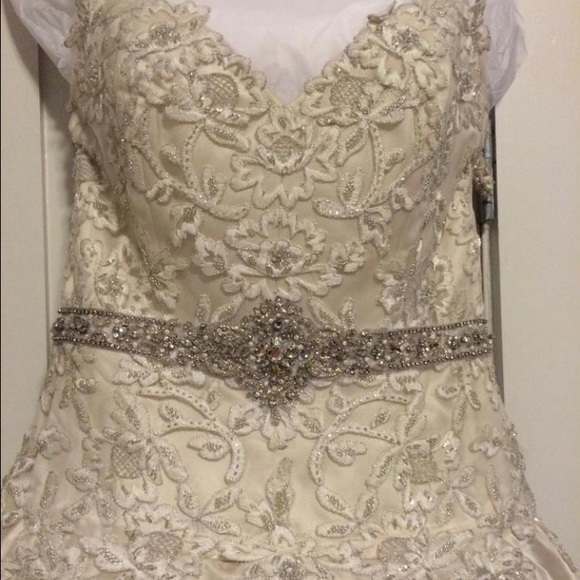 Eve of milady wedding gown #4284 size 8 - Picture 4 of 4